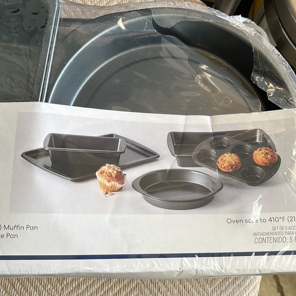 Simply Essential non- stick Bakeware - Picture 3 of 6